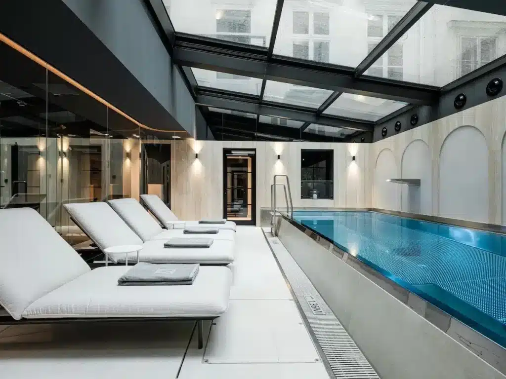 Amauris Vienna pool