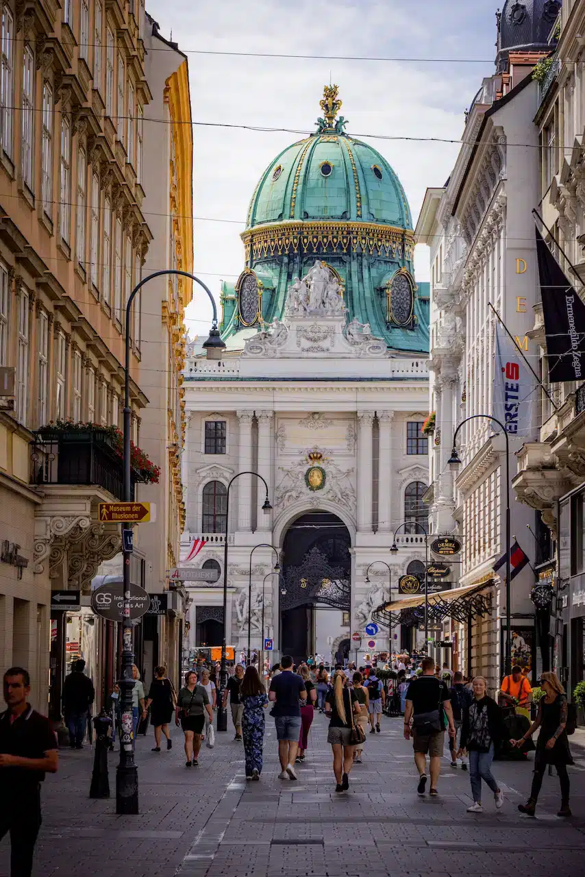 Gågata i Wien med utsikt mot Hofburg