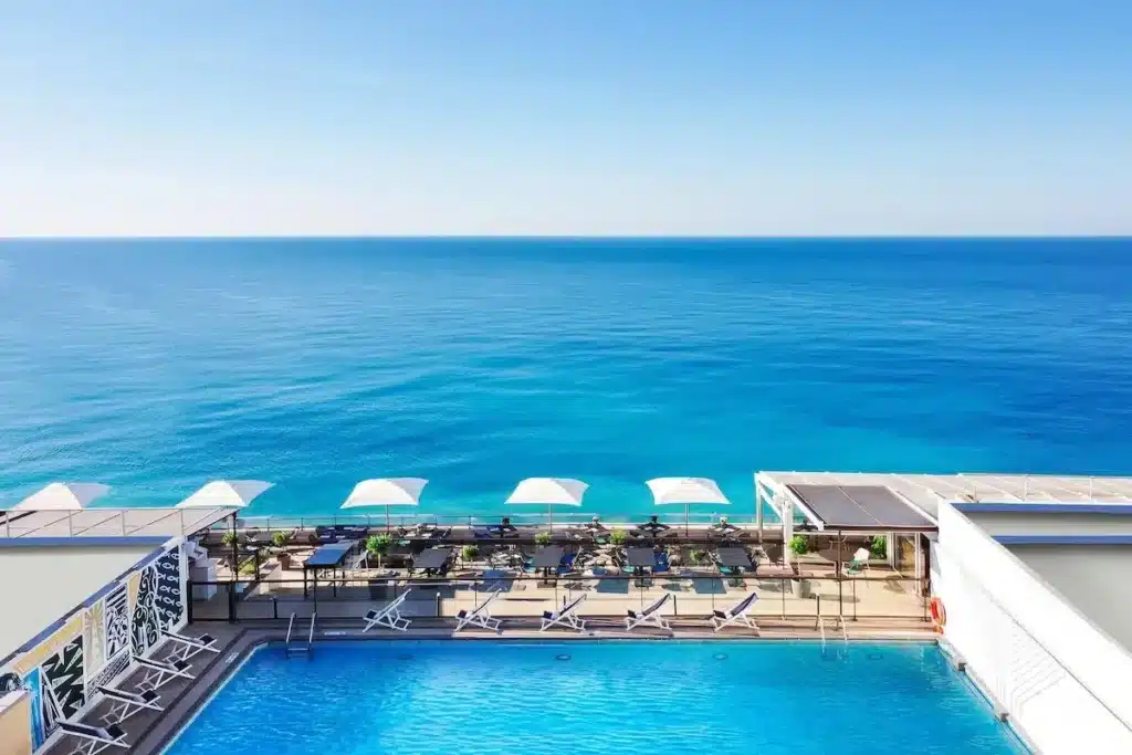 Le Meridien, lyxhotell med pool på stranden i Nice