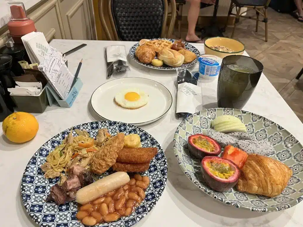 frukost på Sindhorn Midtown i Bangkok