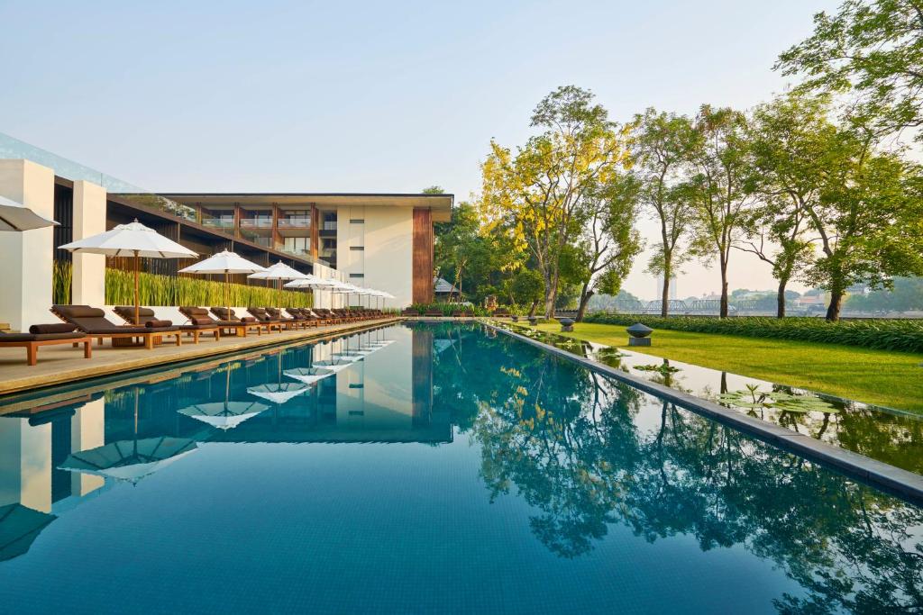 Anantara Chiang Mai Resort vid floden med pool