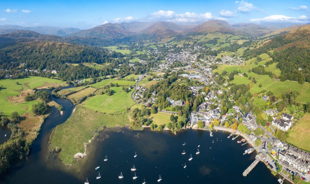 Flygvy över Ambleside med båtar vid norra änden av Windermere