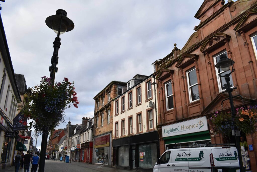 Butiker och stenhus längs en gata i centrala Fort William