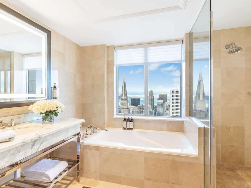 Badrum med badkar och ett fönster med utsikt över staden på Fairmont San Francisco