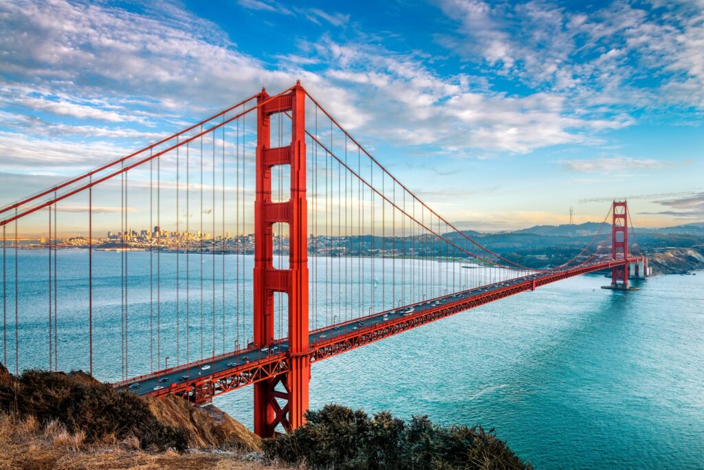 Golden Gate-bron över San Francisco Bay under en molnig himmel