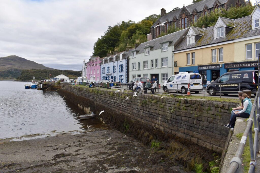 Färgglada hus vid hamnen i Portree på Isle of Skye