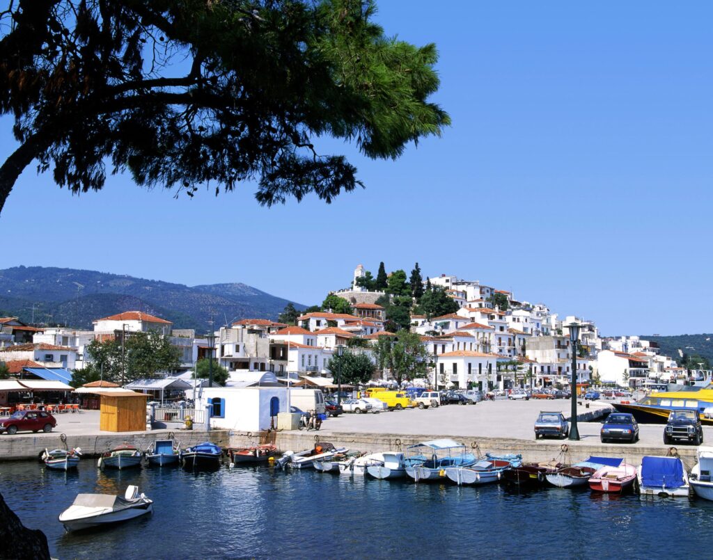 Hamnen i Skiathos stad