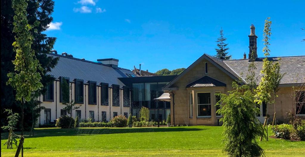 Hotellet Ness Walk med gräsmatta och träd i Inverness