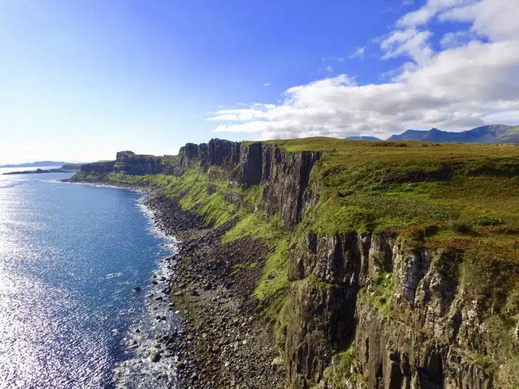 Höga kustklippor och ett vattenfall vid Kilt Rock på Isle of Skye
