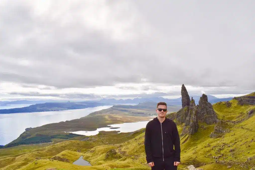 Kristoffer Føns med Old Man of Storr och havet i bakgrunden på Isle of Skye