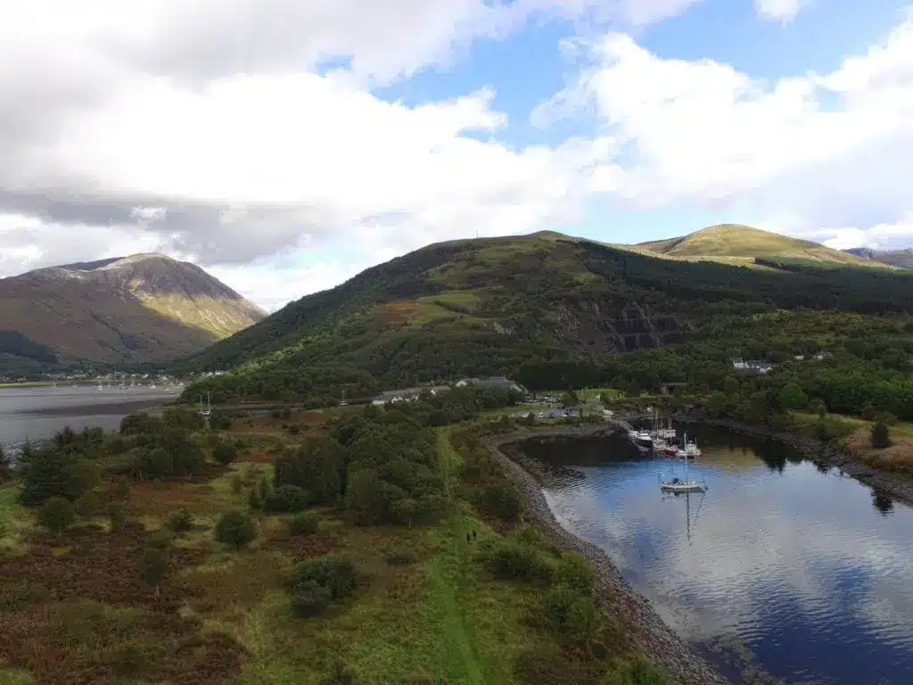 Skogsklädda stränder, stilla vatten och berg nära The Isles of Glencoe Hotel