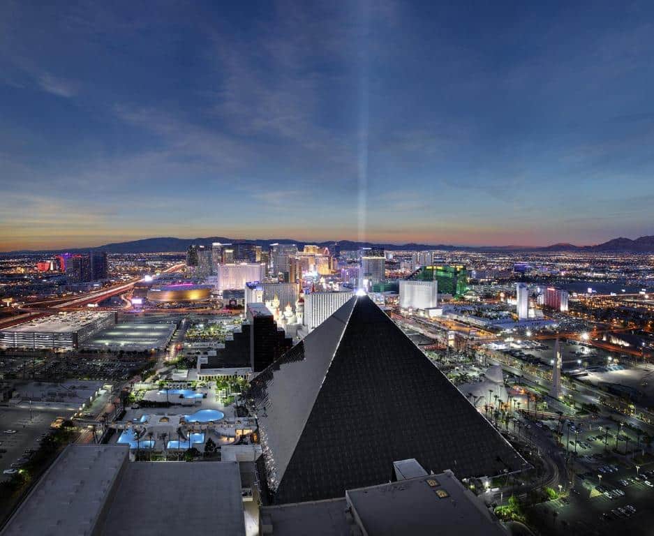Luxors pyramid och omgivande hotell i skymningen