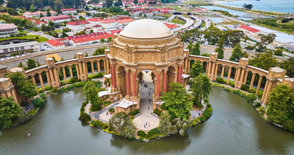 Flygvy över rotundan, kolonnaderna och lagunen vid Palace of Fine Arts