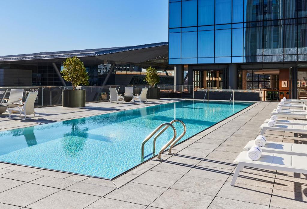 Utomhuspool och solstolar vid Omni Boston Hotel at the Seaport