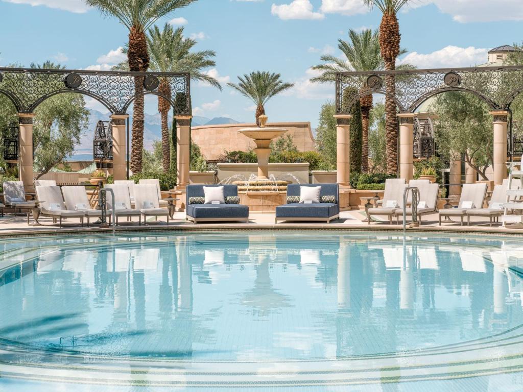 Turkos pool med palmer och solstolar på The Palazzo at The Venetian
