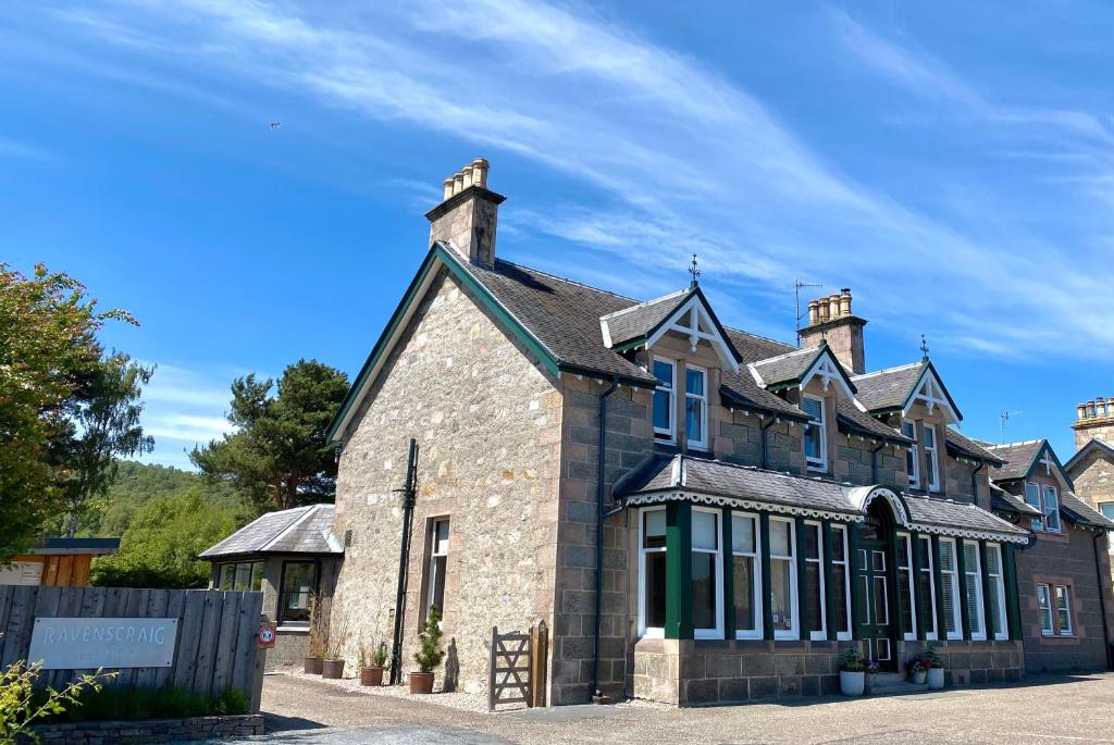 Stenfasaden på Ravenscraig Guest House under blå himmel i Aviemore