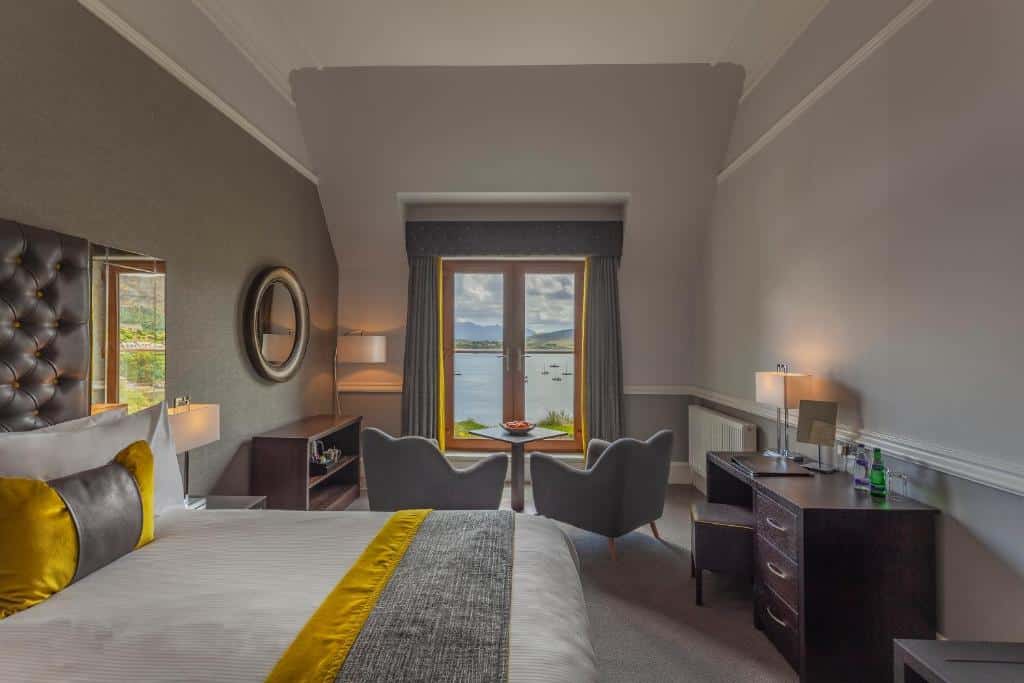 Dubbelrum med fåtöljer vid fönstren på Cuillin Hills Hotel i Portree