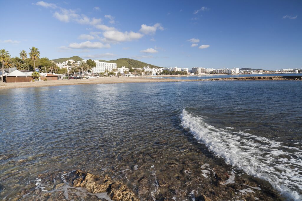 Stranden i Santa Eulària des Riu på Ibiza