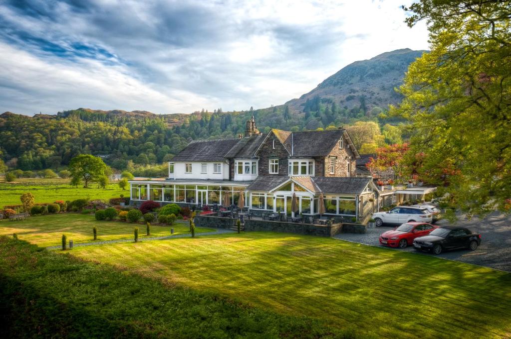 The Grand at Grasmere med gräsmatta och träd nedanför de omgivande kullarna