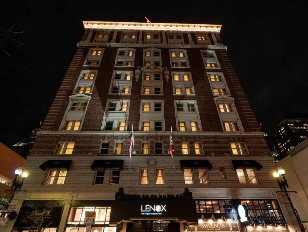 Upplyst fasad och entré på The Lenox Hotel i Boston på natten