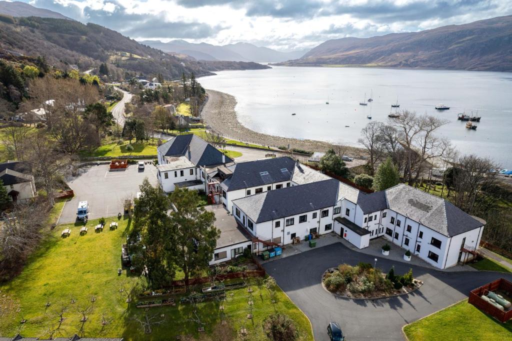 The Royal Hotel med trädgård och parkering vid Loch Broom i Ullapool