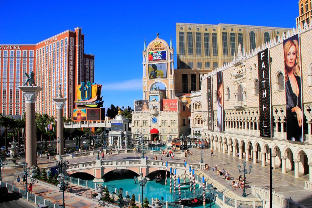 Kanal, bro och hotellfasader vid The Venetian i dagsljus