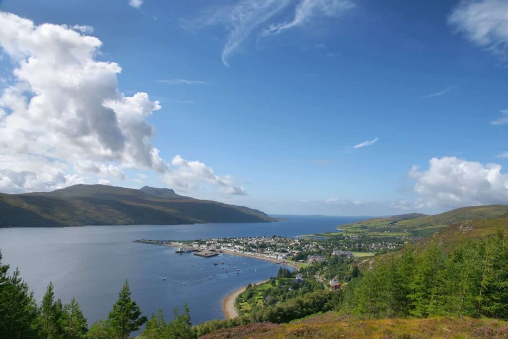 Utsikt över Loch Broom mot Ullapool och de omgivande höjderna