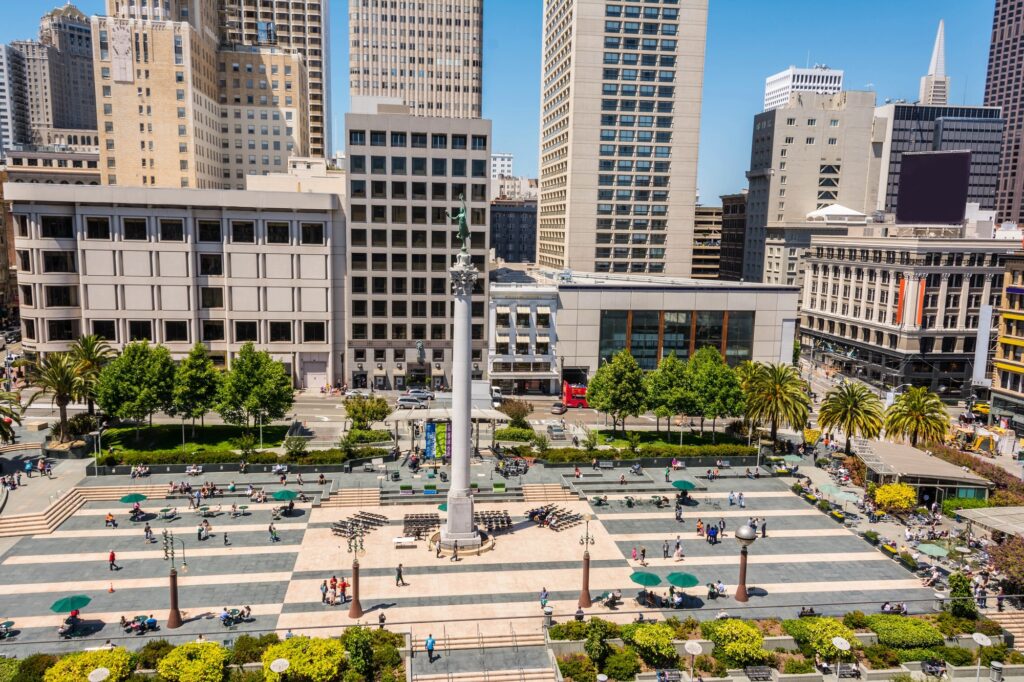 Union Square med monumentet i mitten och byggnaderna runt torget i San Francisco