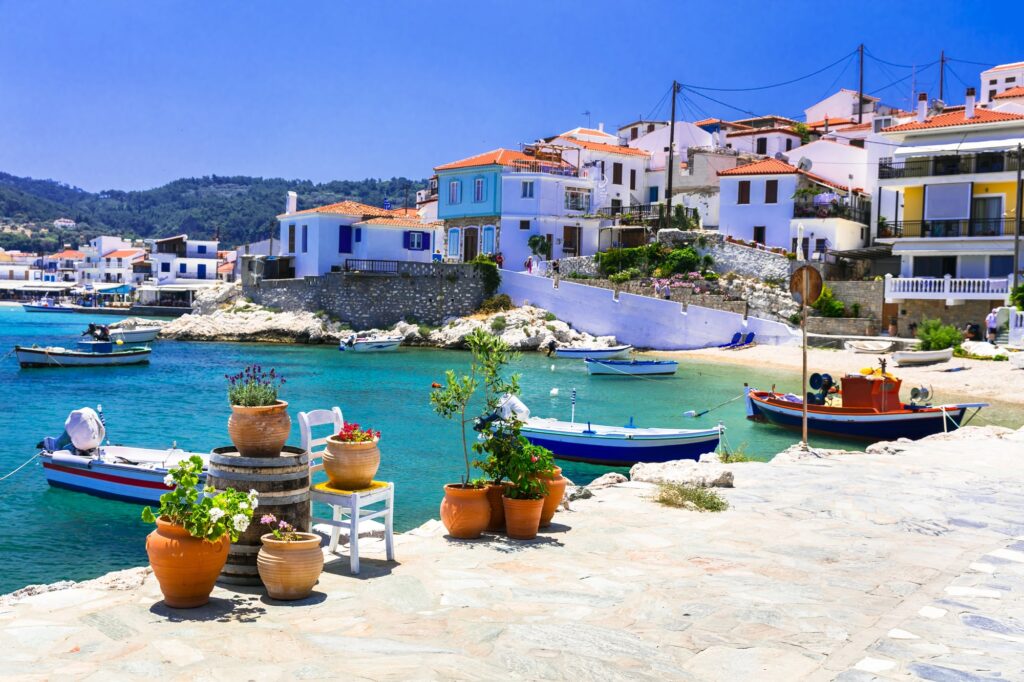 Båtar och vita hus vid en liten vik på Samos