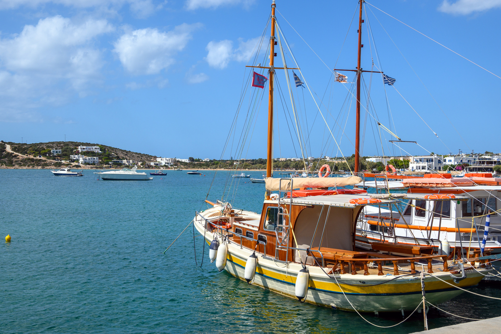 Fiskebåtar i hamnen i Aliki på Paros