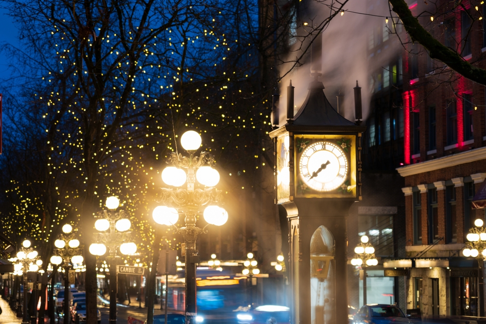 Ångklockan i Gastown i hörnet av Cambie och Water Street i Vancouver på kvällen