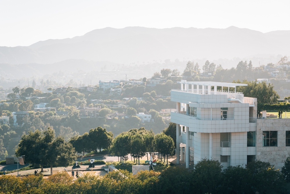 Arkitekturen på Getty Center med bergen i bakgrunden i Los Angeles