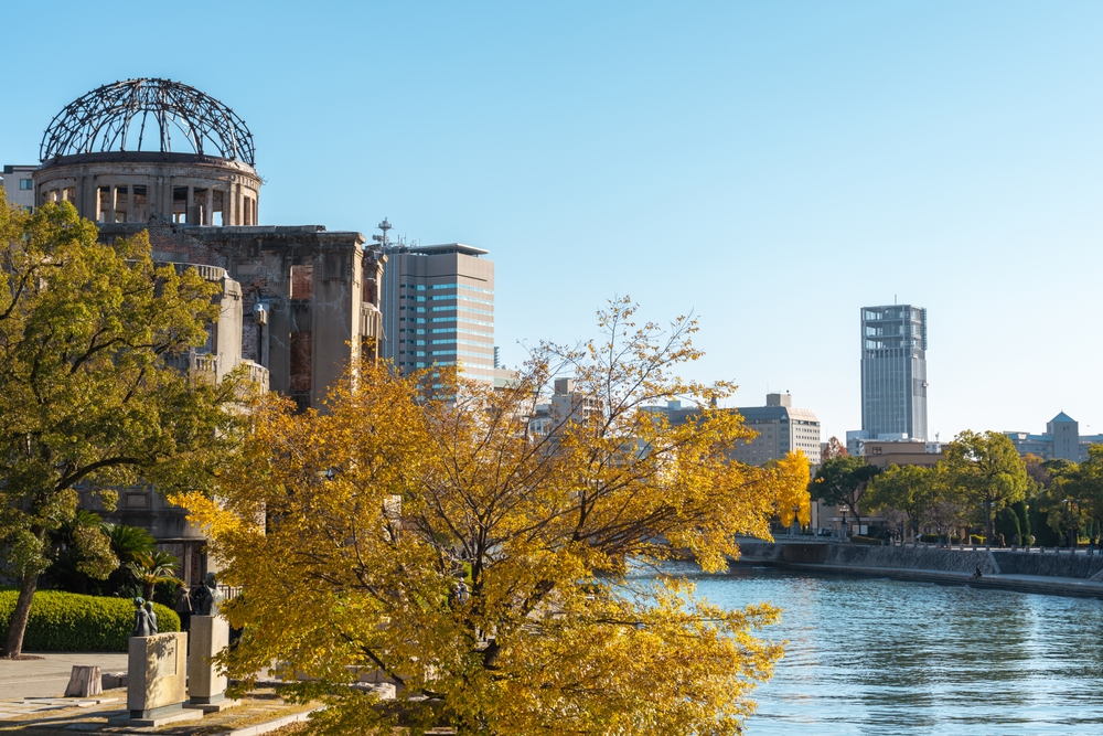Atombombskupolen vid floden Motoyasu i Fredsparken i Hiroshima på hösten