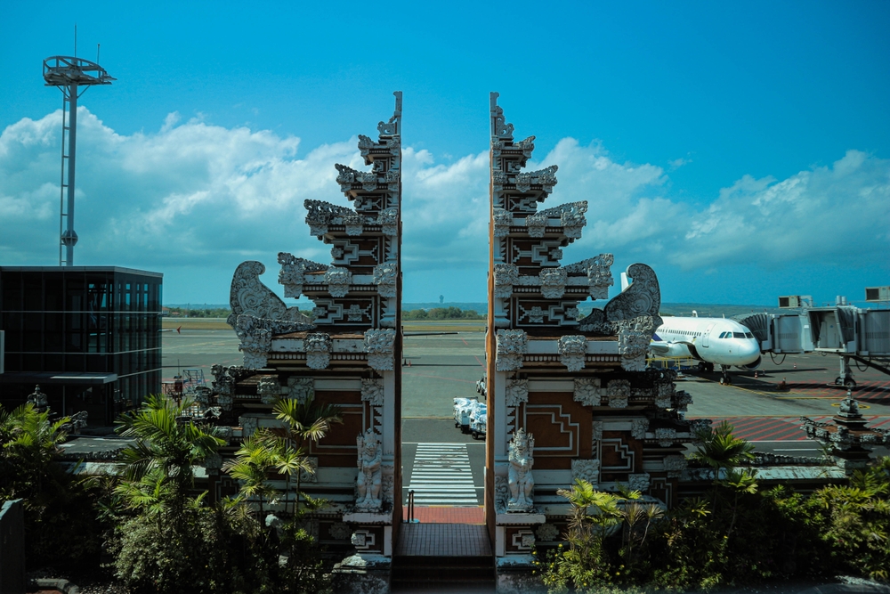 Den traditionella balinesiska porten vid Balis flygplats, I Gusti Ngurah Rai International Airport