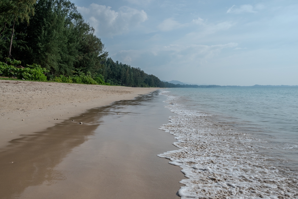 Bang Sak Beach norr om Khao Lak med gyllene sand och klart vatten