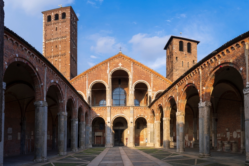 Pelargården framför Basilica di Sant Ambrogio i Milano