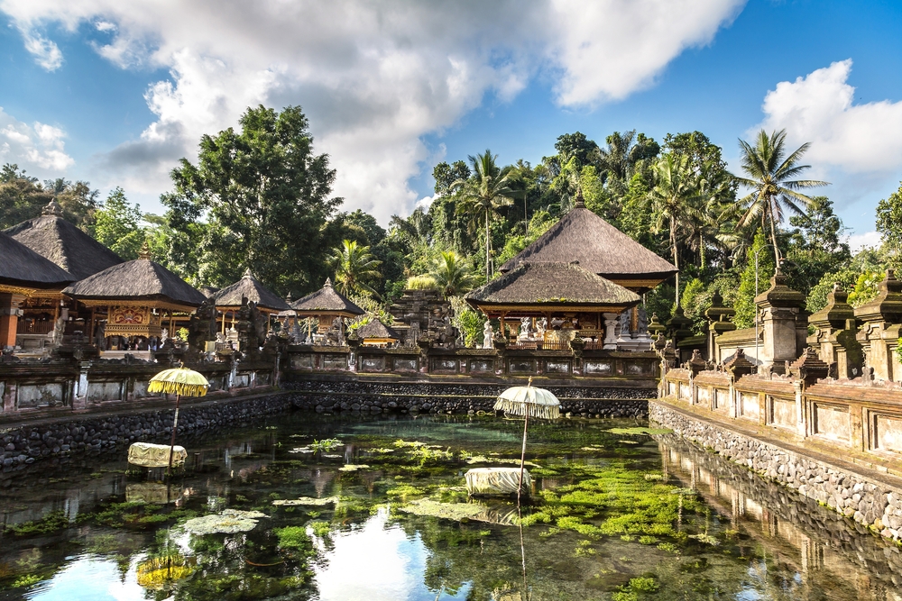 Bassäng med heligt källvatten i Tirta Empul på Bali