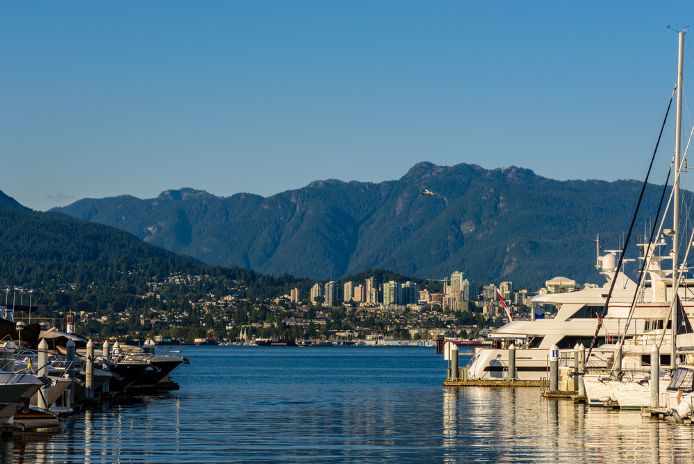 Båtar i marinan i Coal Harbour i Vancouver en solig sommardag