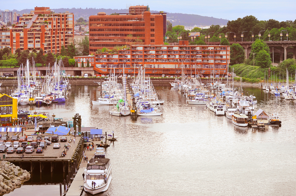 Båtar vid Granville Island Public Market i Vancouver på kvällen
