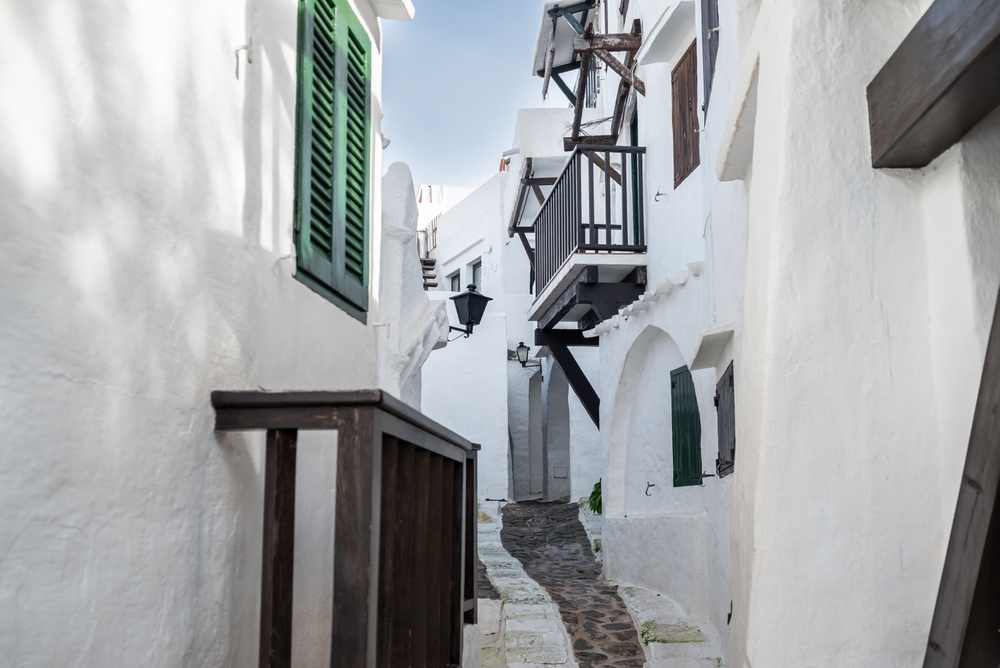 Den vita byn Binibeca Vell på Menorca