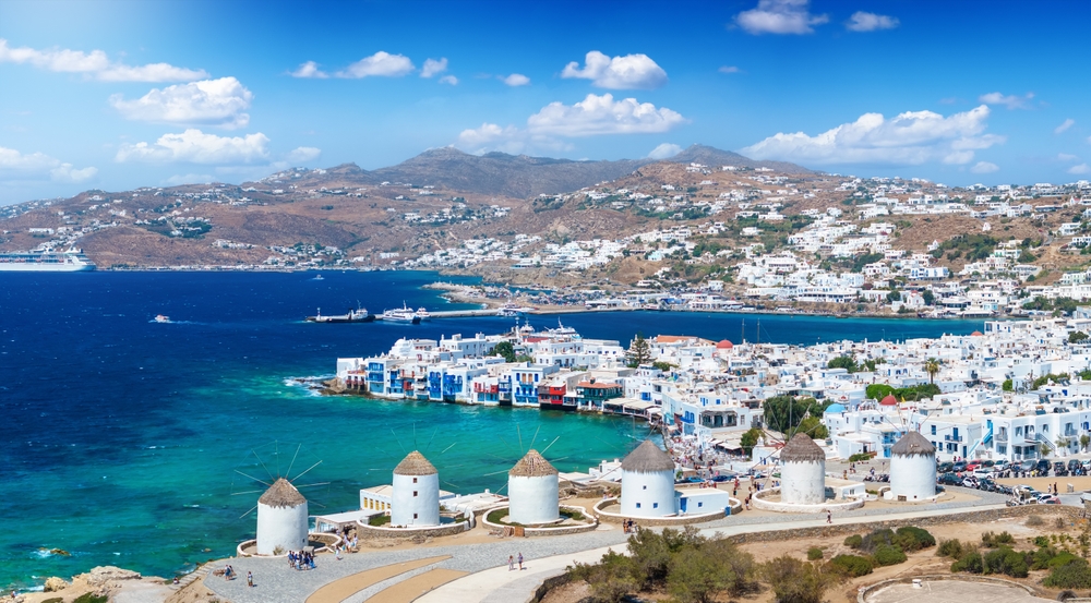 Utsikt genom väderkvarnarna över Mykonos stad och Little Venice