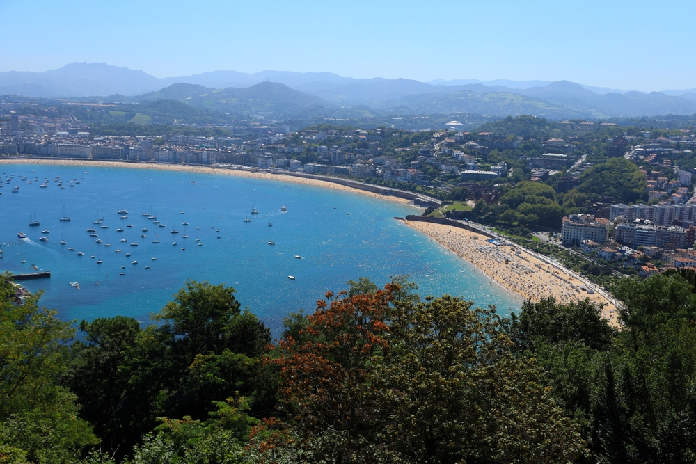 Utsikt över San Sebastian och stranden La Concha från Monte Igueldo