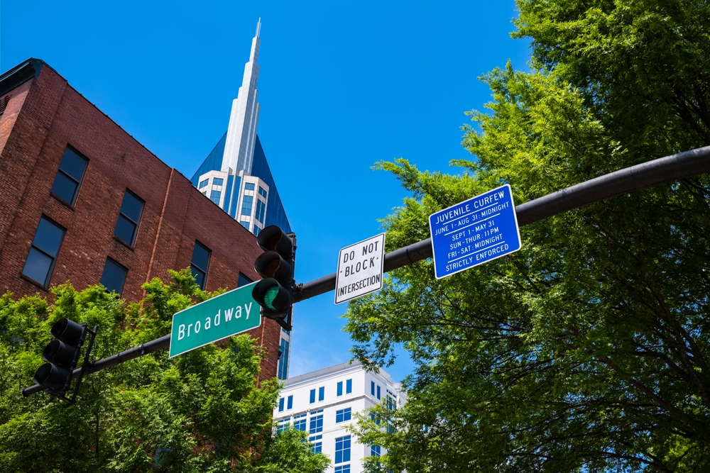 Broadway i Downtown Nashville med äldre och moderna byggnader