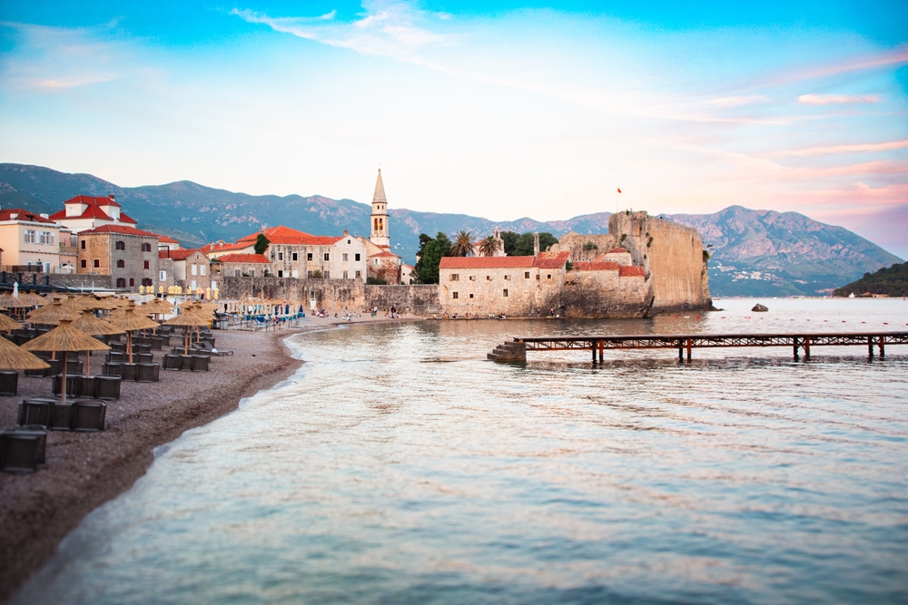 Old Town och stranden i Budva