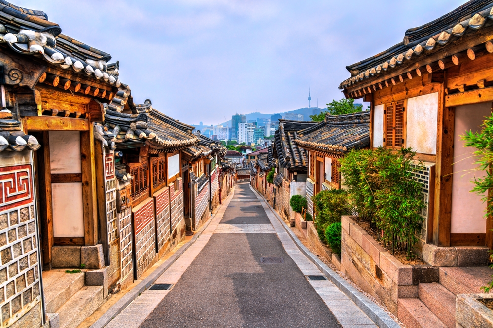 Traditionella hus i Bukchon Hanok Village i Seoul