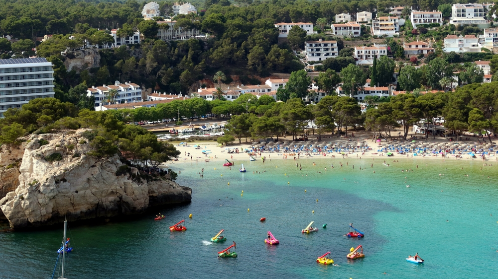 Viken och stranden i Cala Galdana på Menorca