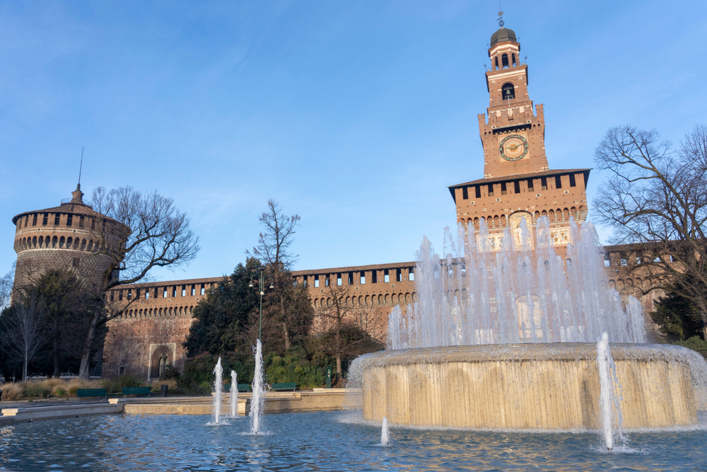 Filarete-tornet och fontänen framför Castello Sforzesco i Milano
