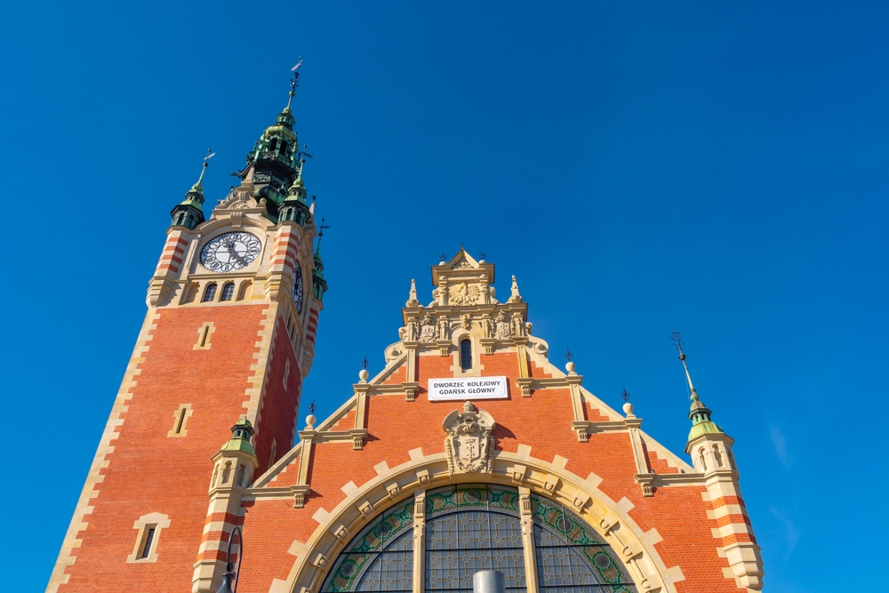 Centralstationen Gdańsk Główny med klocktornet i Gdansk