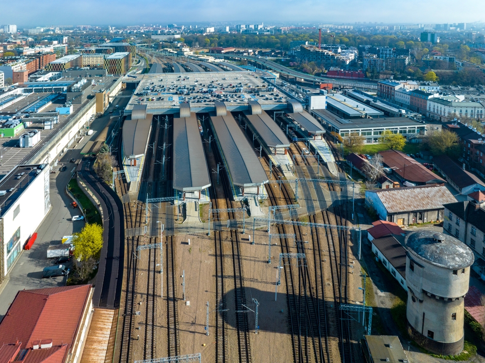 Centralstationen Kraków Główny i Krakow med de täckta perrongerna