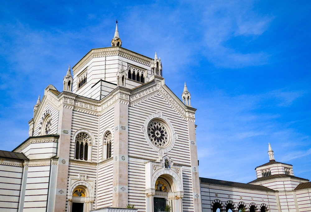 Famedio vid ingången till Cimitero Monumentale i Milano